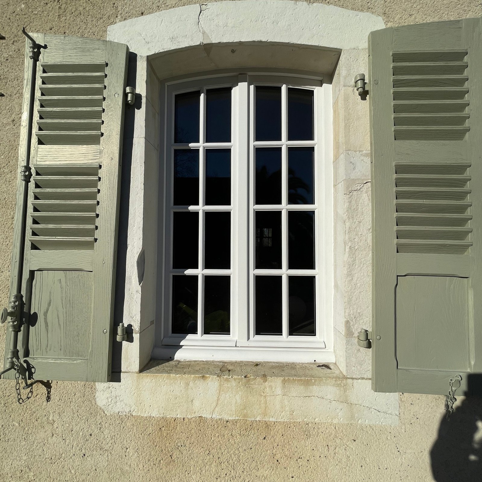 fenetre-bois-zoom-menuiserie-reveau-pau-bearn-confort-isolation